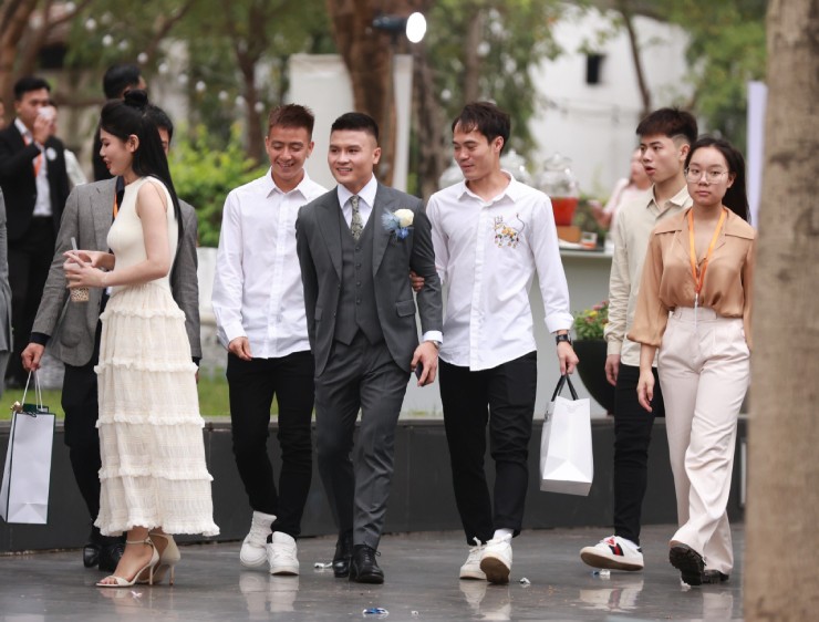 Quang Hải hôn Chu Thanh Huyền say đắm ở tiệc cưới, Văn Toàn làm phù rể - 3