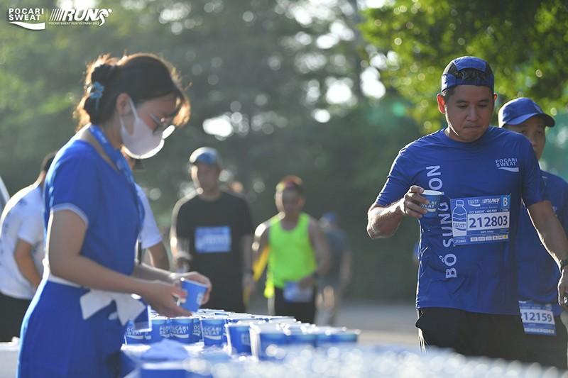 Bù nước nhanh cùng Pocari Sweat Việt Nam tại Tay Ho Half Marathon 2024 - 1