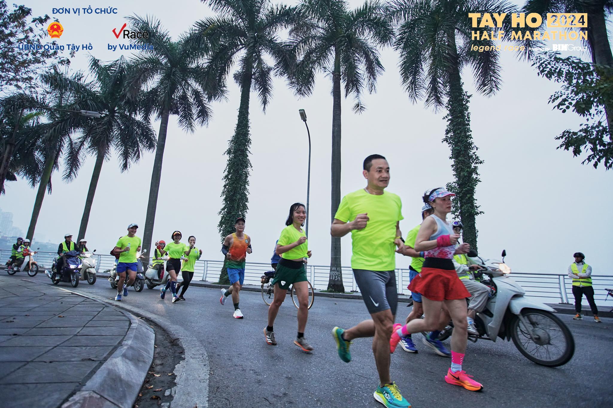 Bù nước nhanh cùng Pocari Sweat Việt Nam tại Tay Ho Half Marathon 2024 - 2