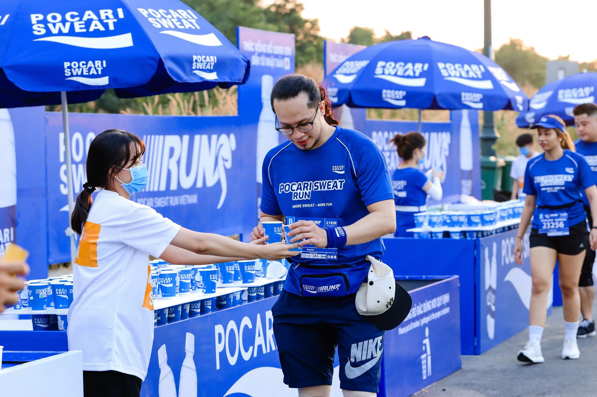 Bù nước nhanh cùng Pocari Sweat Việt Nam tại Tay Ho Half Marathon 2024 - 4
