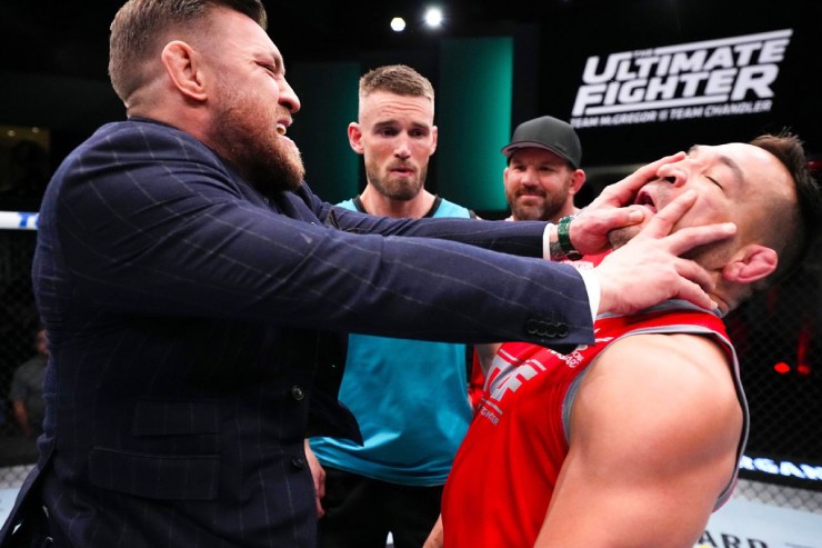 McGregor chính thức tái xuất UFC, kèo đấu "nóng bỏng" của 2 mỹ nữ bikini - 1
