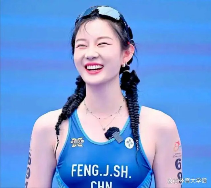 Người đẹp Trung Quốc bị chỉ trích vì mặc bikini đua xe, lên nhận chức vô địch - 8
