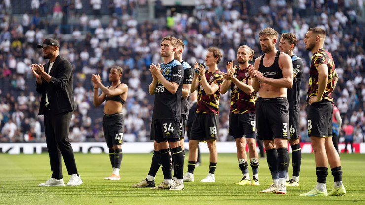 Burnley nối gót Sheffield xuống hạng, bi kịch Ngoại hạng Anh 26 năm sắp tái hiện - 1