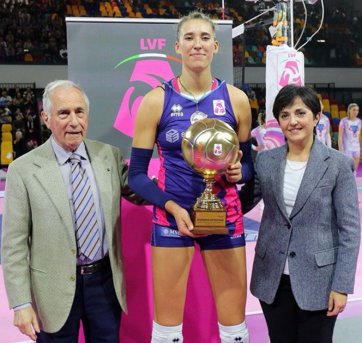 3 "chân dài" bóng chuyền cao trên 2m, ghi điểm "như mưa" ở giải nữ quốc tế - 6