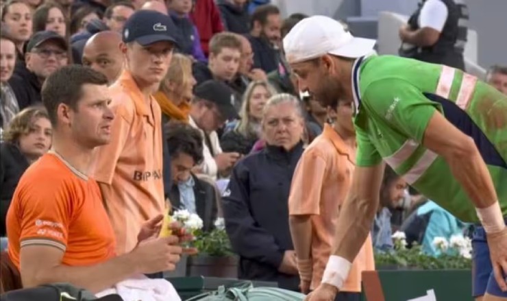 Chuyện lạ Roland Garros: Hurkacz yêu cầu Dimitrov ra phản đối trọng tài - 1