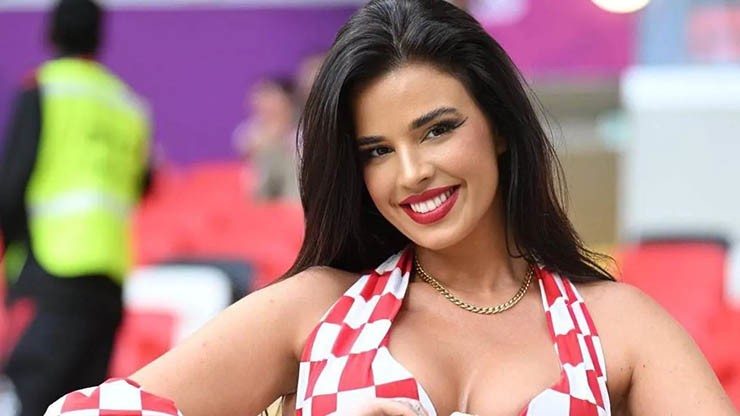 Fan quyến rũ nhất thế giới diện bikini đại náo EURO, đau lòng vì “thảm họa” Croatia - 1