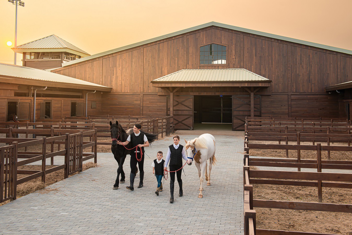 Du khách hào hứng khám phá bộ môn mã thuật tại Vinpearl Horse Academy Vũ Yên - 2