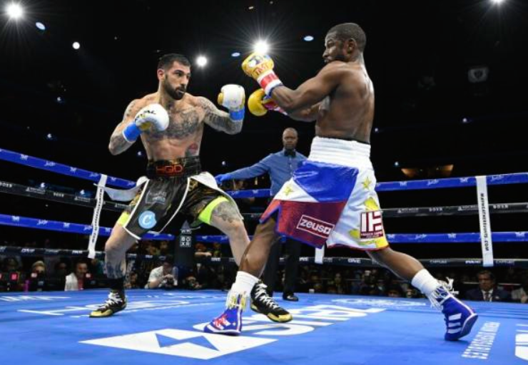 Mayweather so găng cháu trùm mafia, châm chọc Mike Tyson "ăn cắp" tiền khán giả - 1