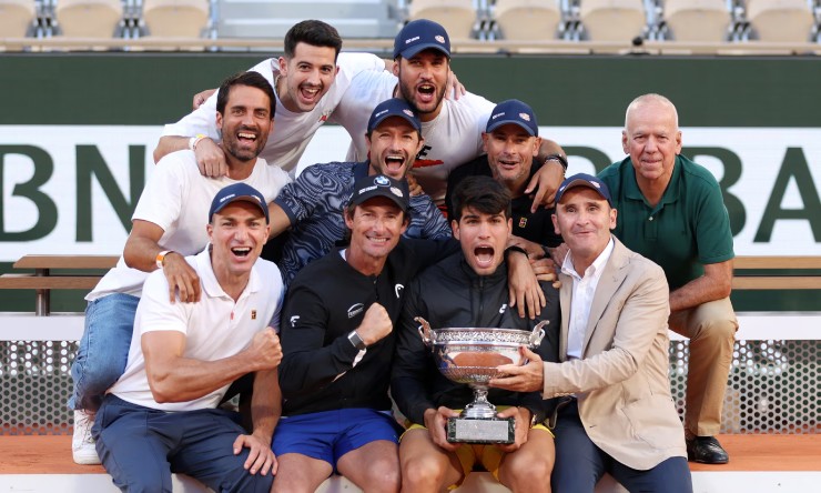 Ngôi sao trẻ khiến làng tennis sững sờ: Một mình chống lại đội ngũ “binh hùng tướng mạnh” - 2