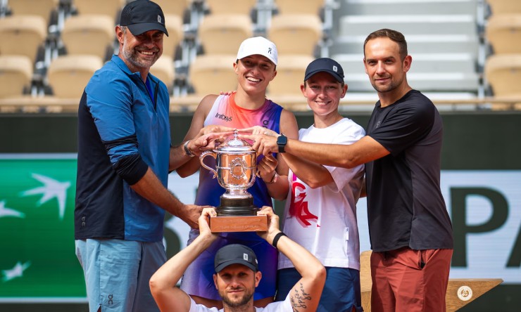 Ngôi sao trẻ khiến làng tennis sững sờ: Một mình chống lại đội ngũ “binh hùng tướng mạnh” - 1