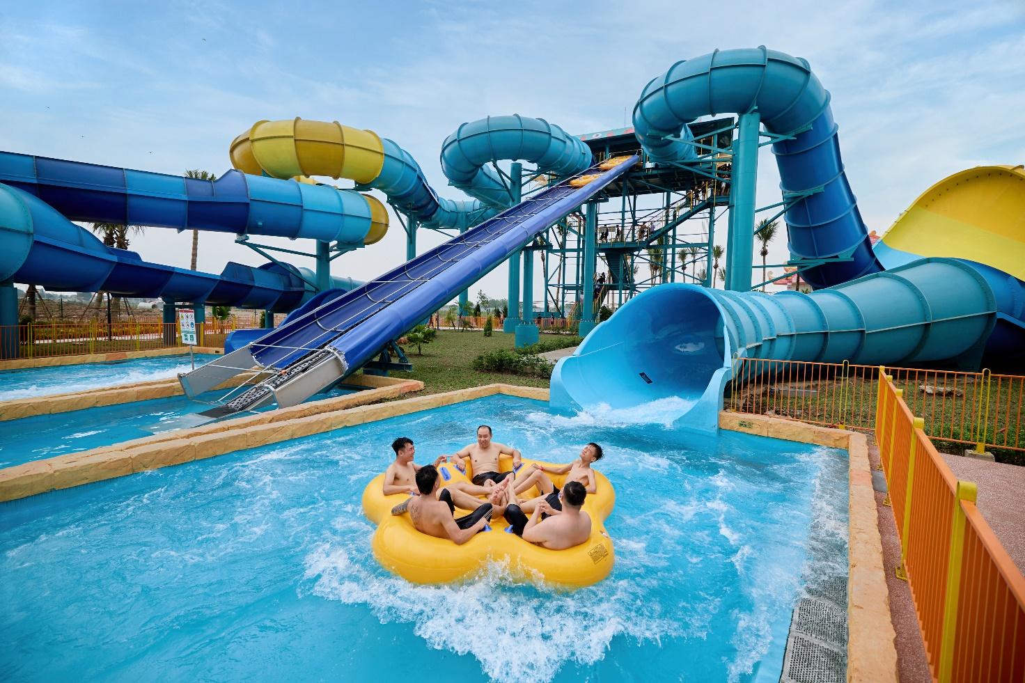 Công viên nước Sun World Ha Nam sôi động ngày mở cửa với hàng ngàn lượt khách - 4