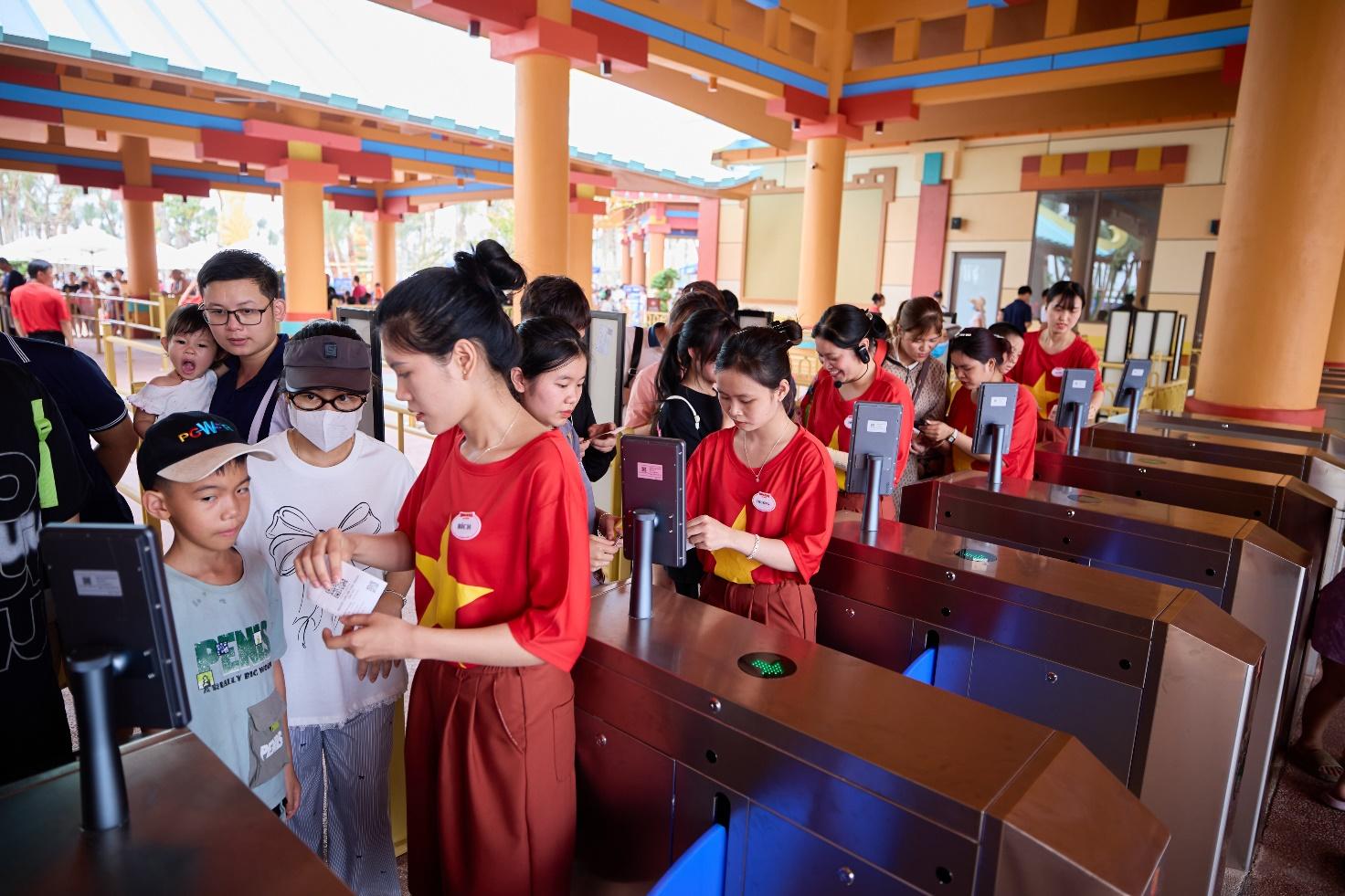 Công viên nước Sun World Ha Nam sôi động ngày mở cửa với hàng ngàn lượt khách - 1