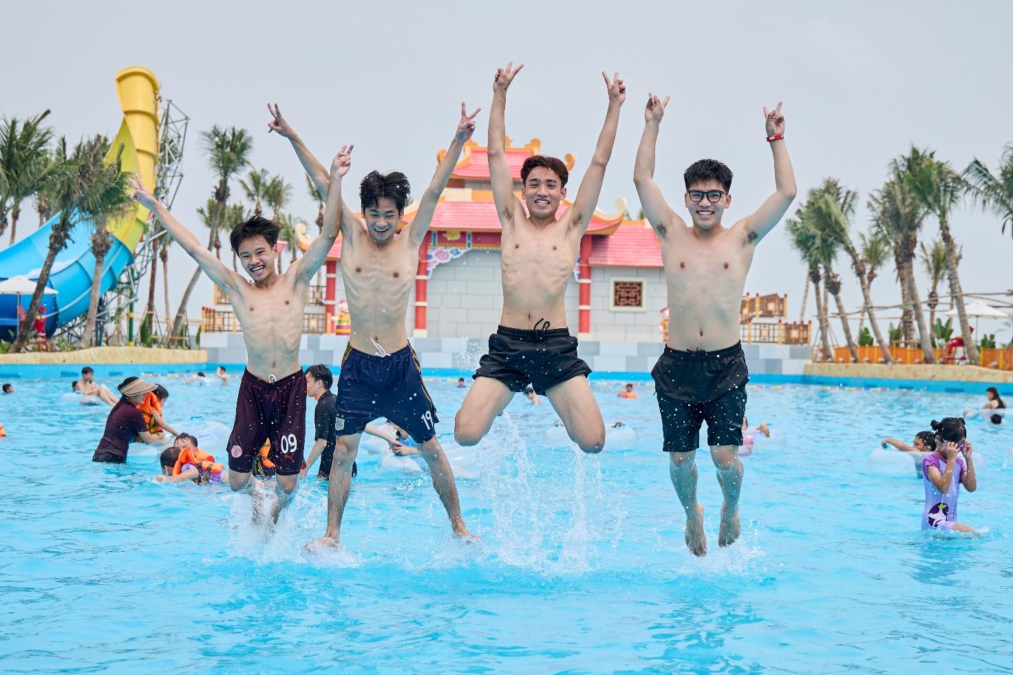 Công viên nước Sun World Ha Nam sôi động ngày mở cửa với hàng ngàn lượt khách - 11