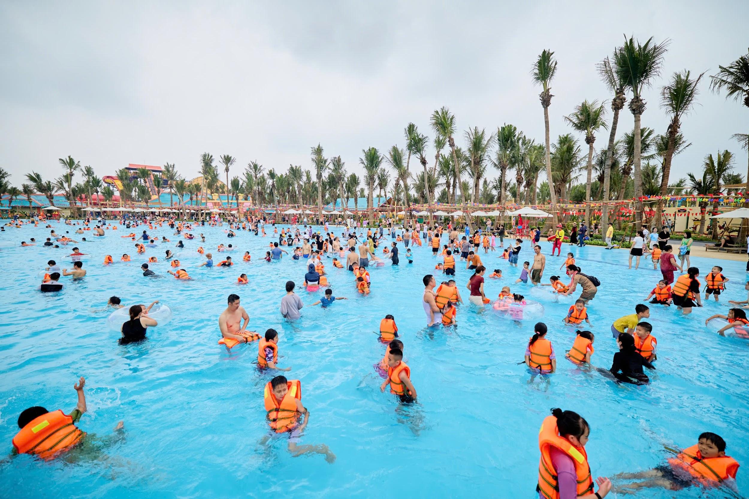 Công viên nước Sun World Ha Nam sôi động ngày mở cửa với hàng ngàn lượt khách - 3