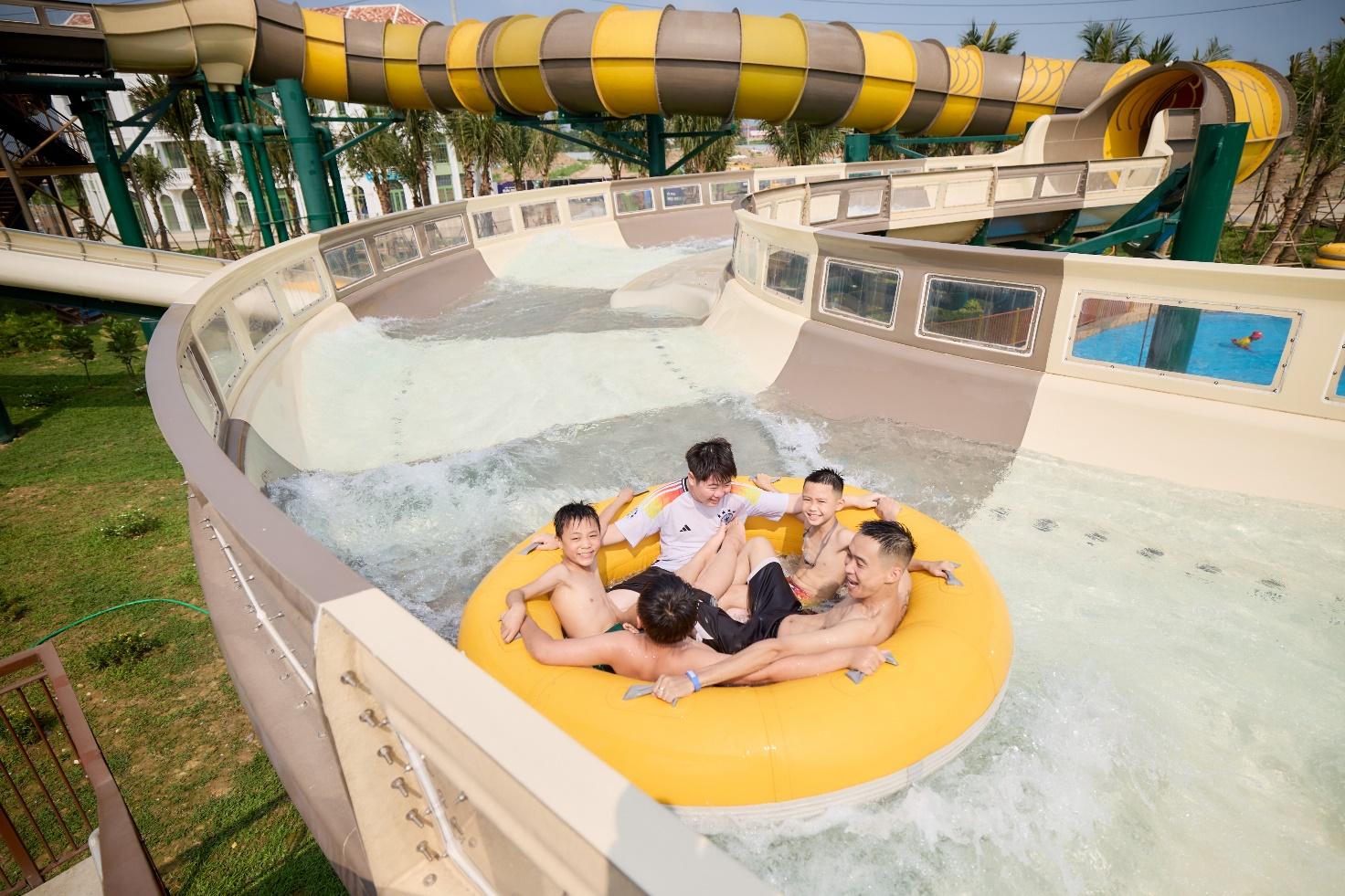 Công viên nước Sun World Ha Nam sôi động ngày mở cửa với hàng ngàn lượt khách - 6
