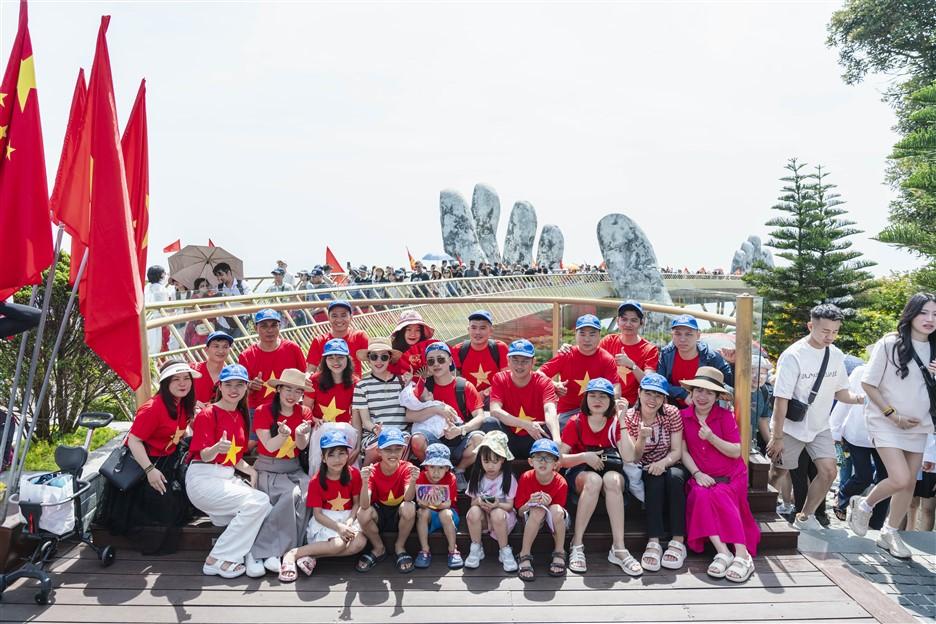Hàng ngàn khách diện áo cờ đỏ sao vàng check in Ba Na Hills dịp lễ 30/4 - 9