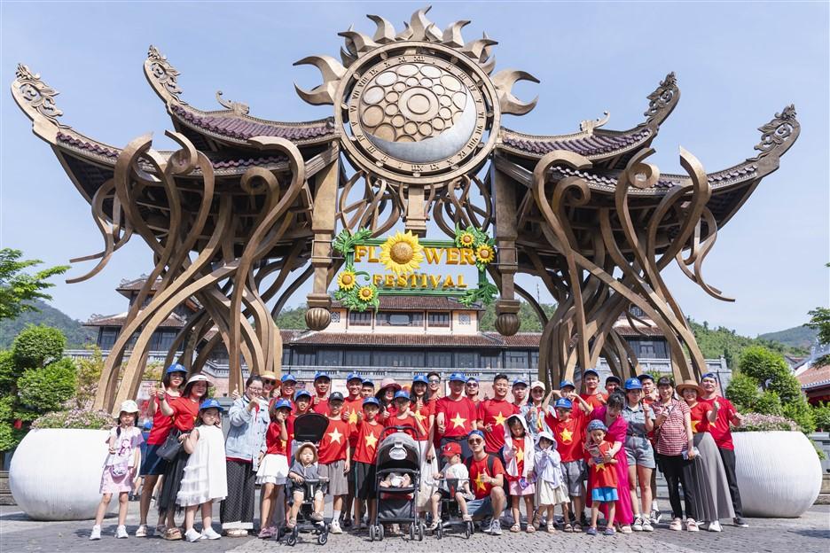 Hàng ngàn khách diện áo cờ đỏ sao vàng check in Ba Na Hills dịp lễ 30/4 - 1