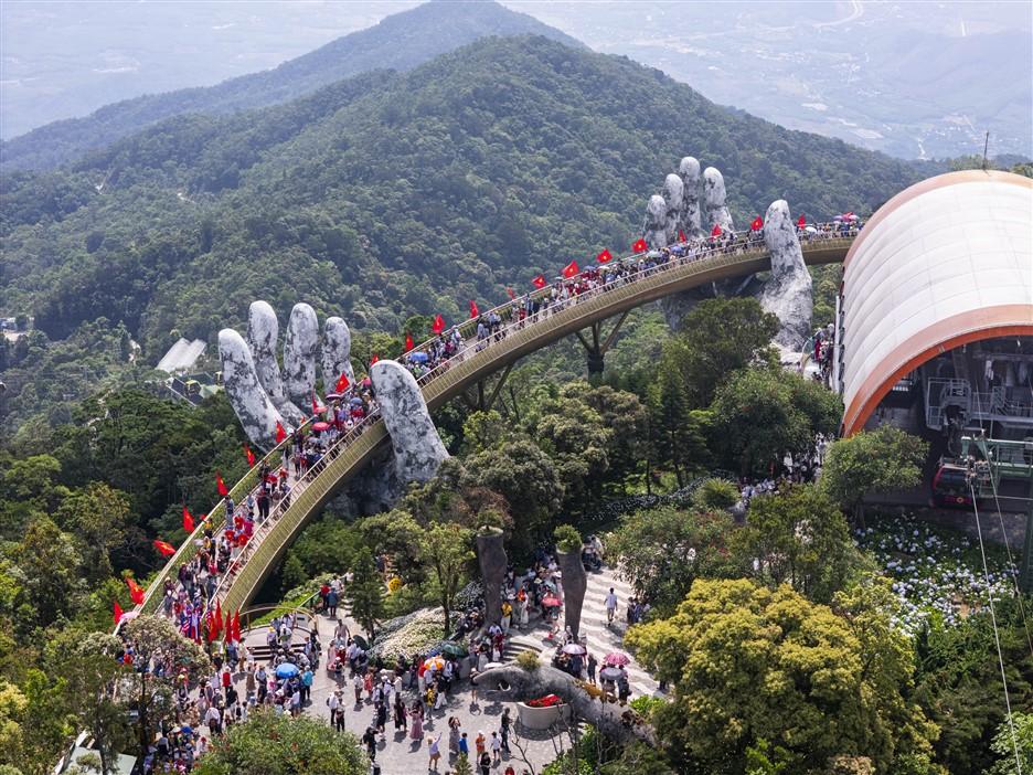 Hàng ngàn khách diện áo cờ đỏ sao vàng check in Ba Na Hills dịp lễ 30/4 - 3