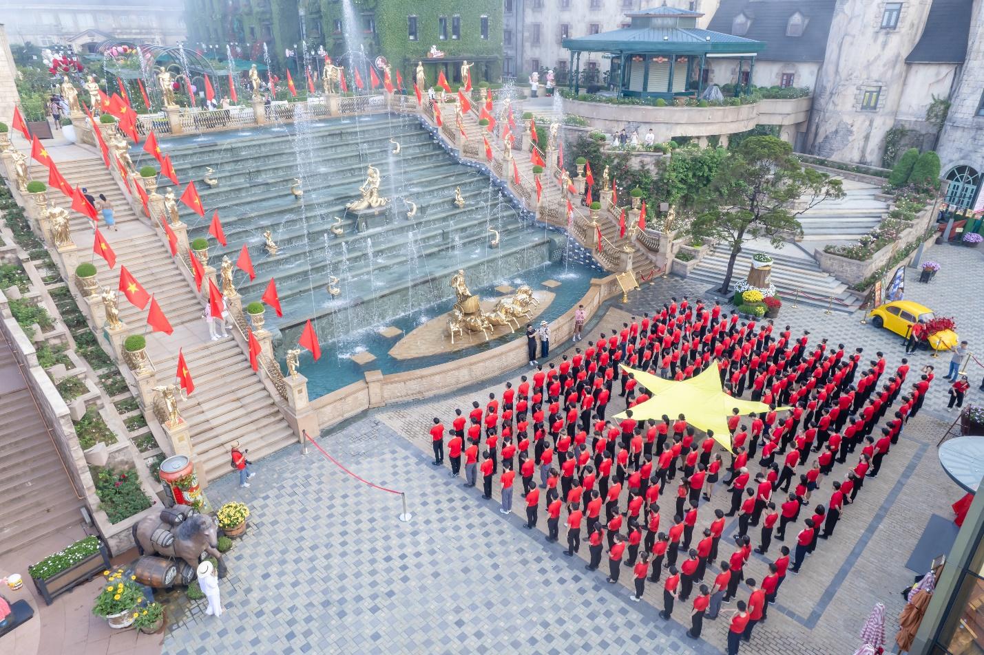 Hàng ngàn khách diện áo cờ đỏ sao vàng check in Ba Na Hills dịp lễ 30/4 - 5