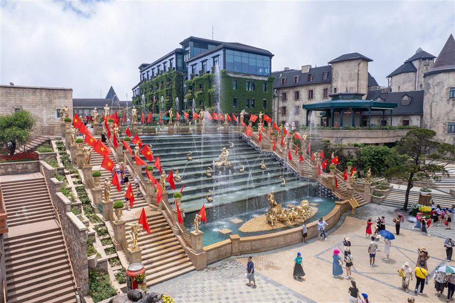 Hàng ngàn khách diện áo cờ đỏ sao vàng check in Ba Na Hills dịp lễ 30/4 - 2