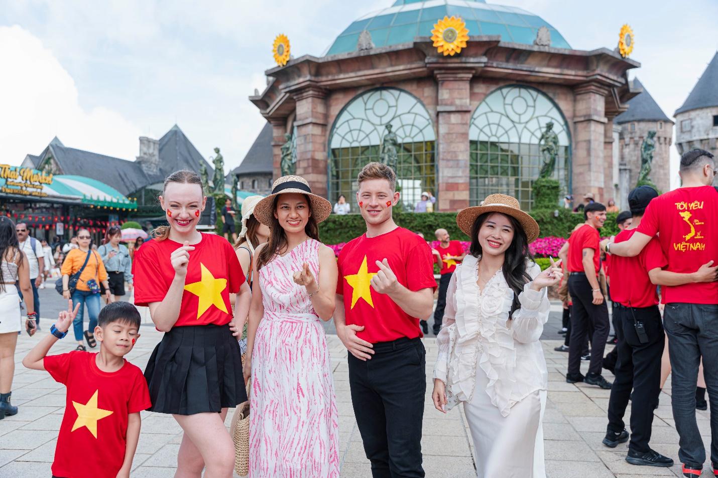 Hàng ngàn khách diện áo cờ đỏ sao vàng check in Ba Na Hills dịp lễ 30/4 - 11