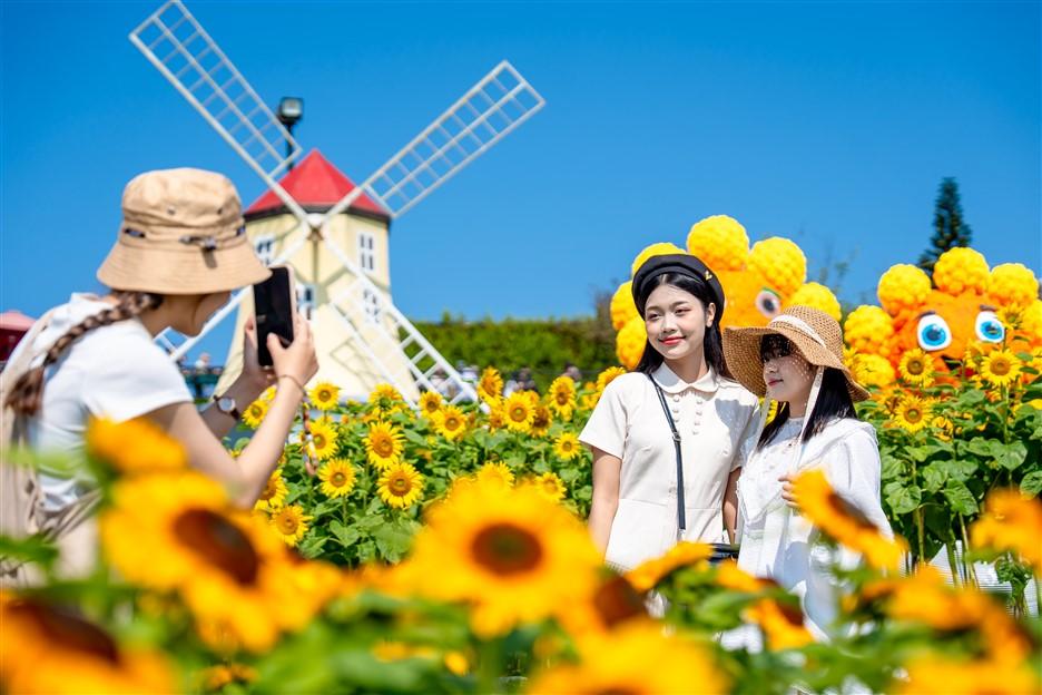 Hàng ngàn khách diện áo cờ đỏ sao vàng check in Ba Na Hills dịp lễ 30/4 - 8
