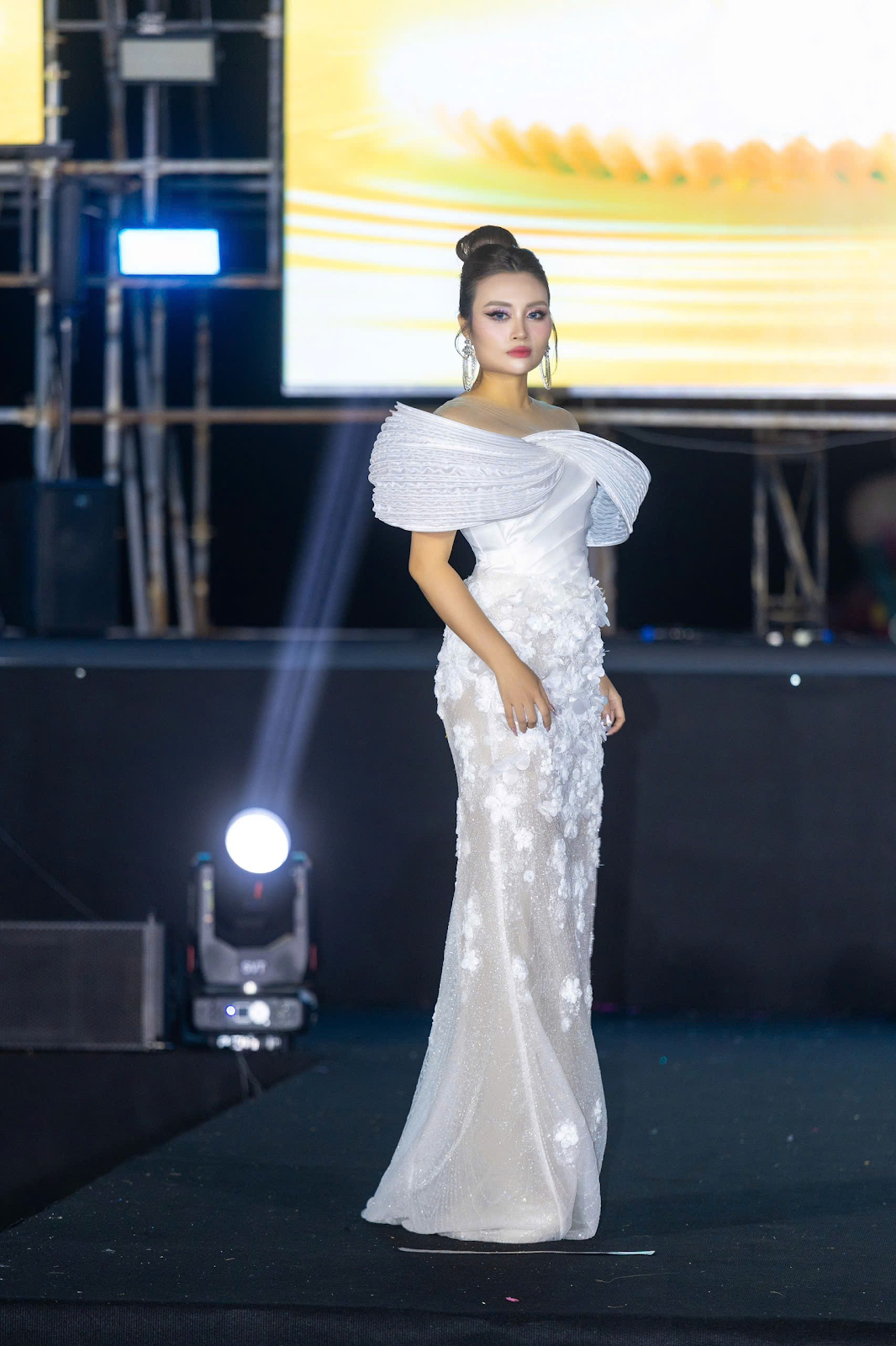 Hoa hậu Võ Thị Thục Uyên góp mặt trong BST "Hừng Đông 2" mở màn NovaWorld Fashion Fest 2025 - 8