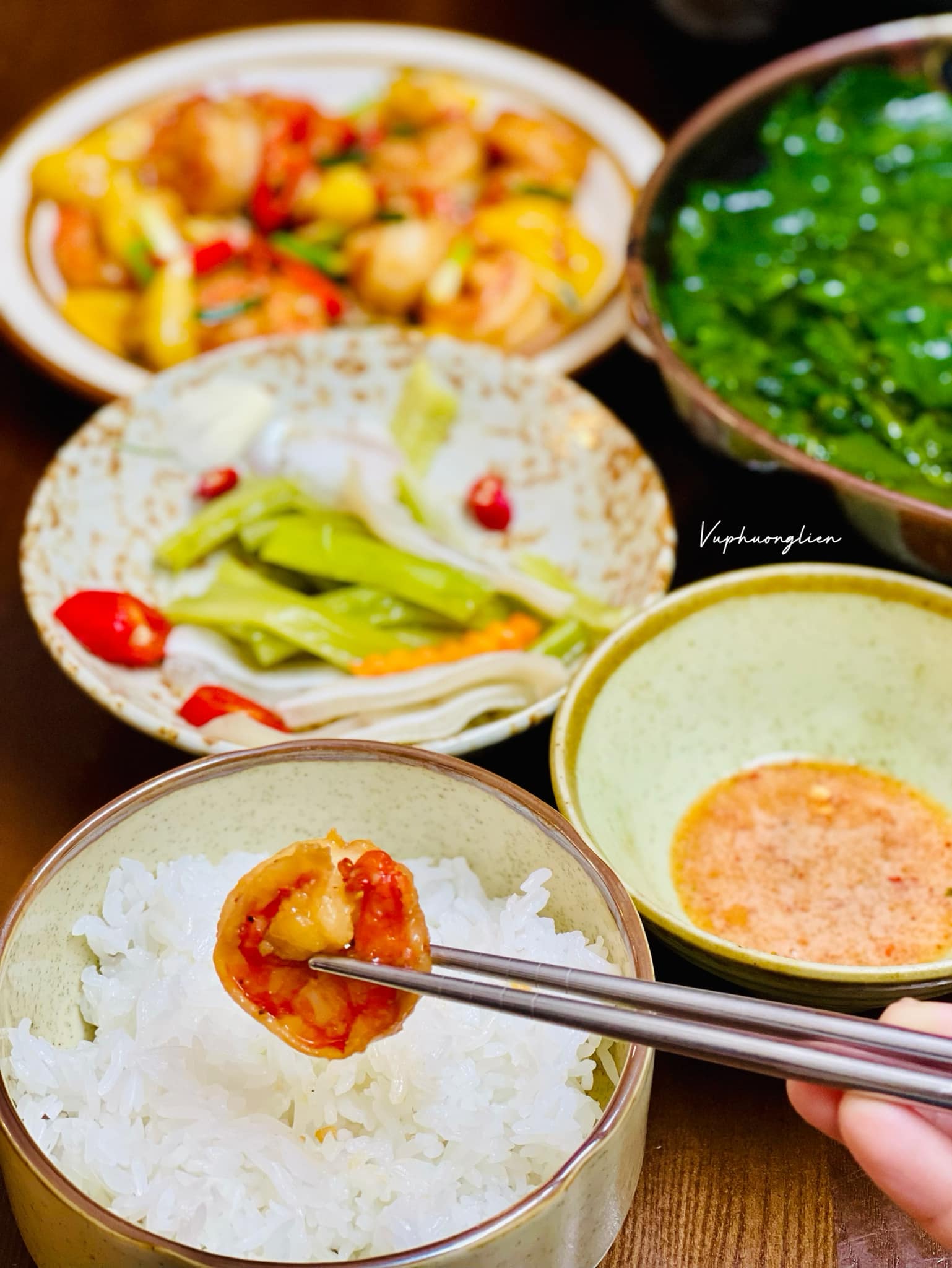 Tôm rim với loại quả này siêu tốn cơm cơm, người kén ăn mấy cũng "nghiện" - 3