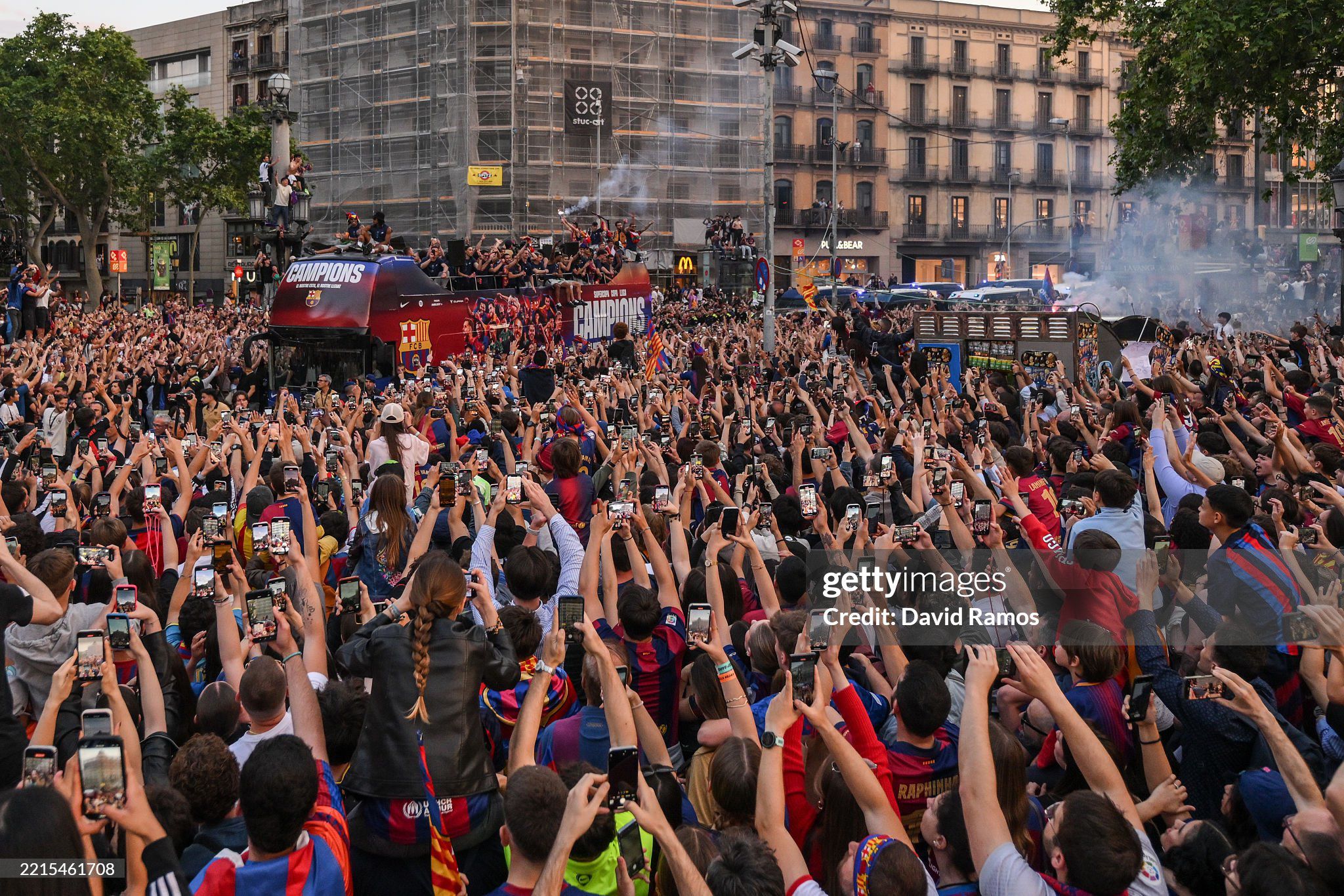 Barca rước cúp cú ăn 3: "Biển người" chung vui, Yamal - Raphinha rạng rỡ - 1