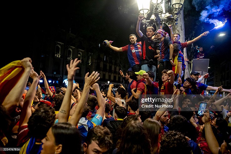 Barca rước cúp cú ăn 3: "Biển người" chung vui, Yamal - Raphinha rạng rỡ - 14