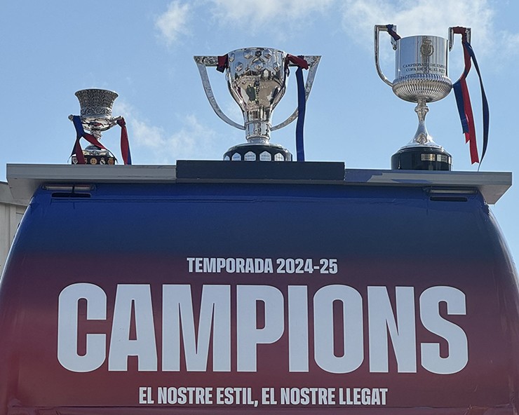 Barca rước cúp cú ăn 3: "Biển người" chung vui, Yamal - Raphinha rạng rỡ - 15