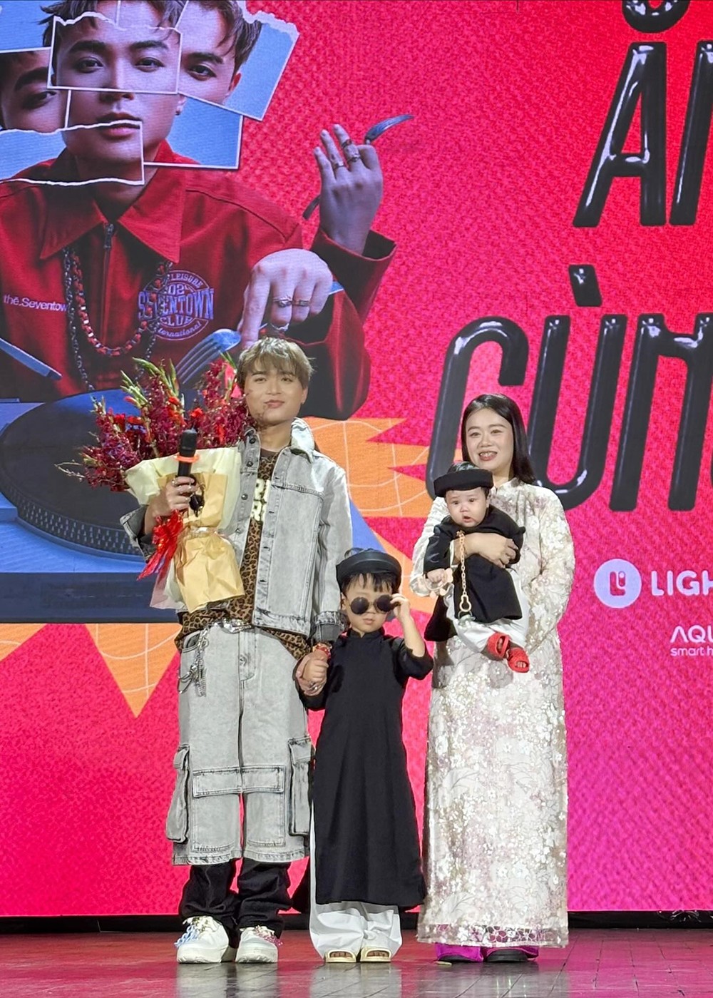 Ca sĩ HuyR “mời fan ăn cỗ” - 2