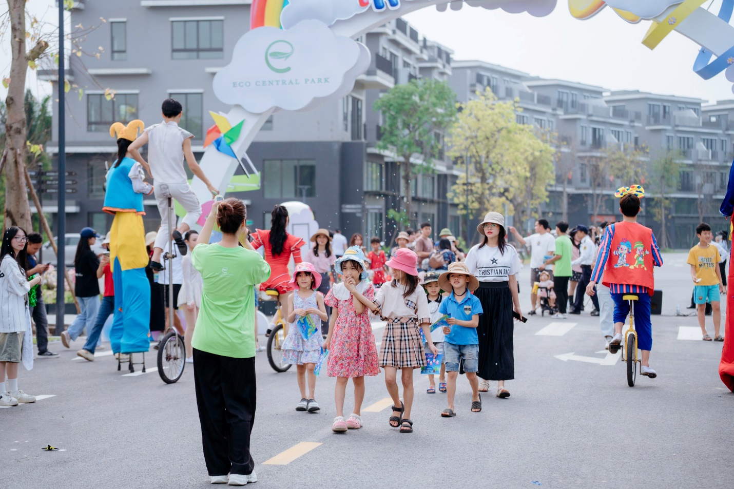 Giải phóng đôi chân, giao lưu cùng “phù thủy” bóng đá nghệ thuật tại Lễ hội mùa hè Eco Central Park 2025 dịp 1/6 - 1