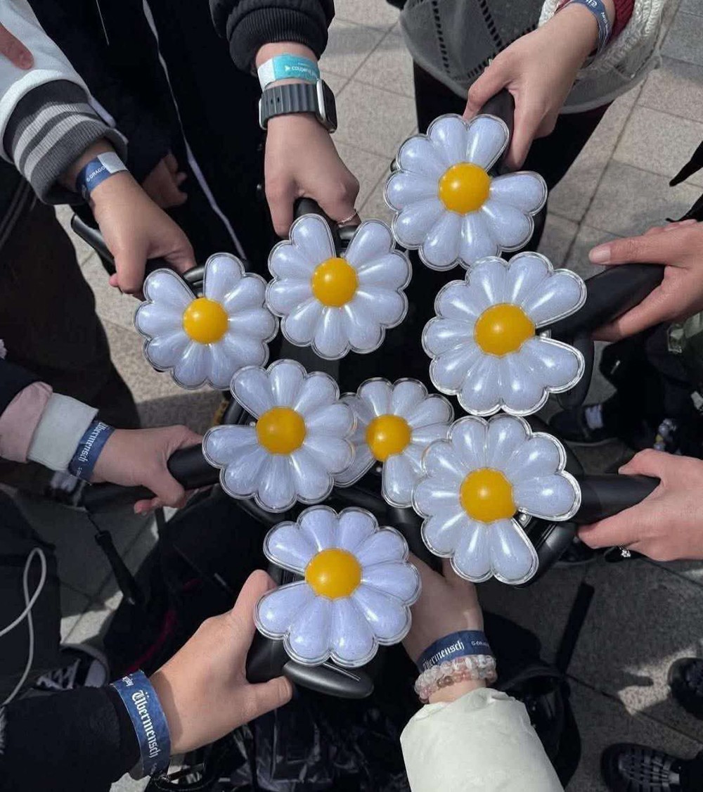 Cơn sốt G-Dragon đổ bộ Việt Nam: Vật phẩm thương hiệu cháy hàng, fan “móc hầu bao” không nghĩ ngợi - 1