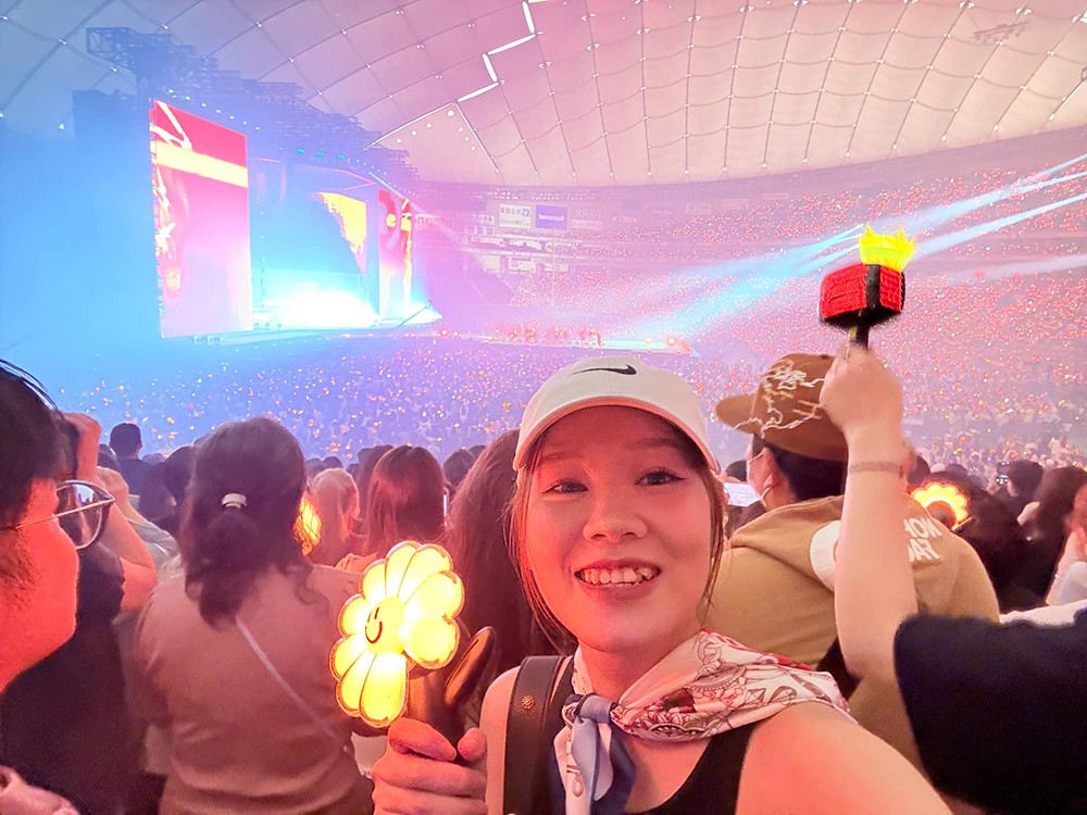Cơn sốt G-Dragon đổ bộ Việt Nam: Vật phẩm thương hiệu cháy hàng, fan “móc hầu bao” không nghĩ ngợi - 3