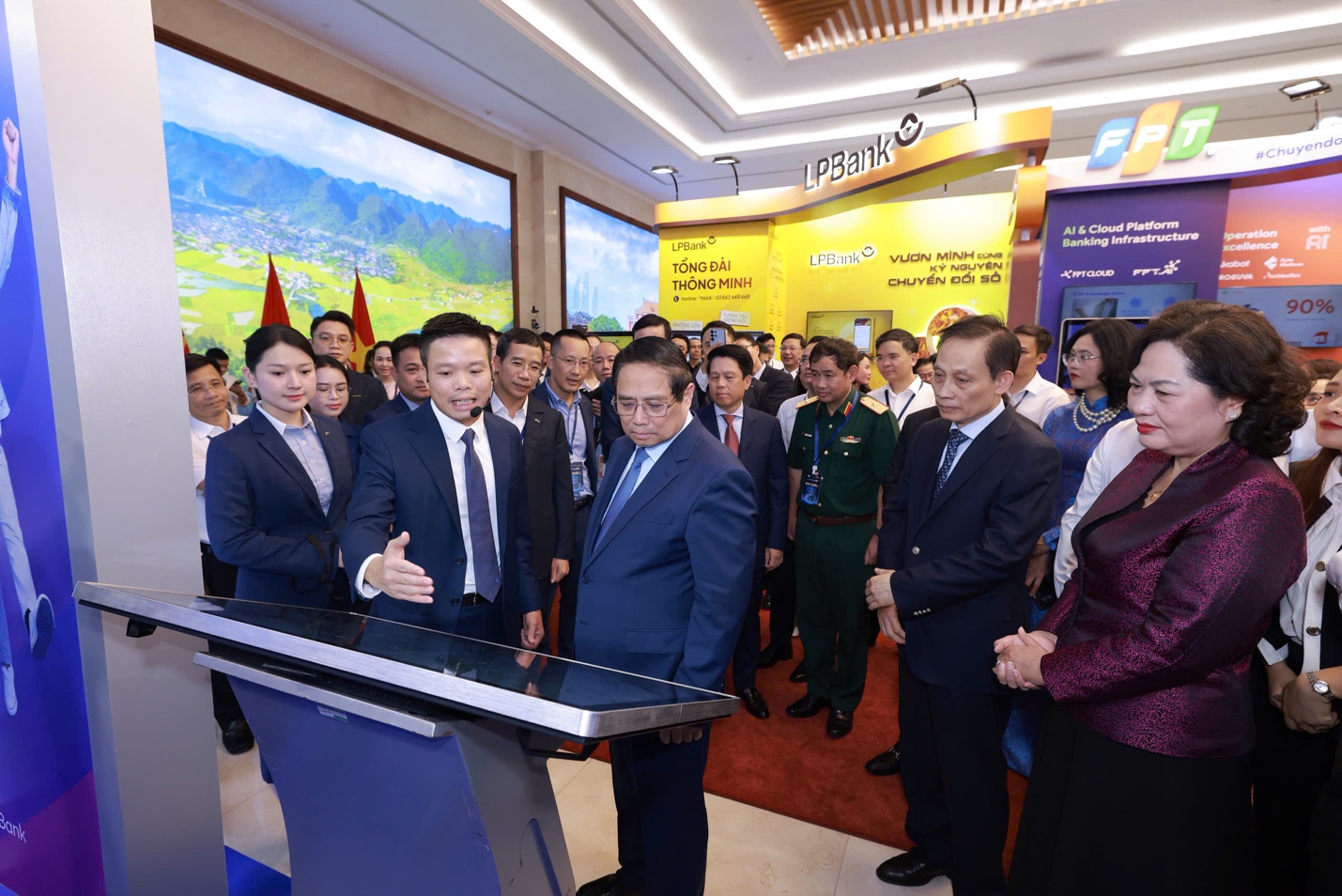 MB đón Thủ tướng tham quan không gian công nghệ trong Sự kiện Chuyển đổi số 2025 - 2