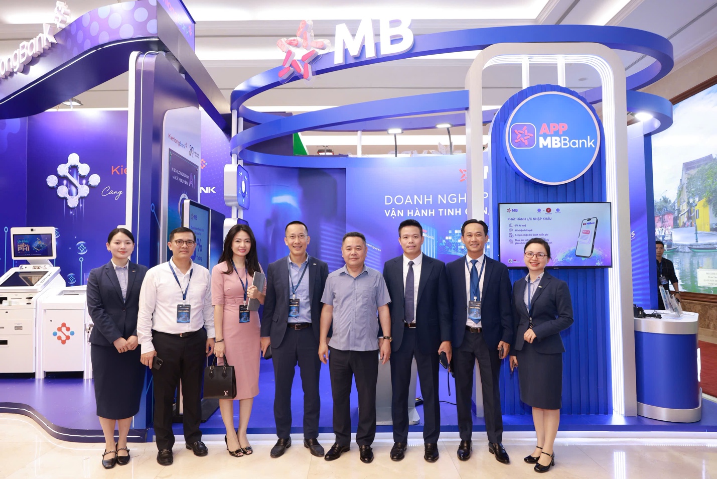 MB đón Thủ tướng tham quan không gian công nghệ trong Sự kiện Chuyển đổi số 2025 - 3