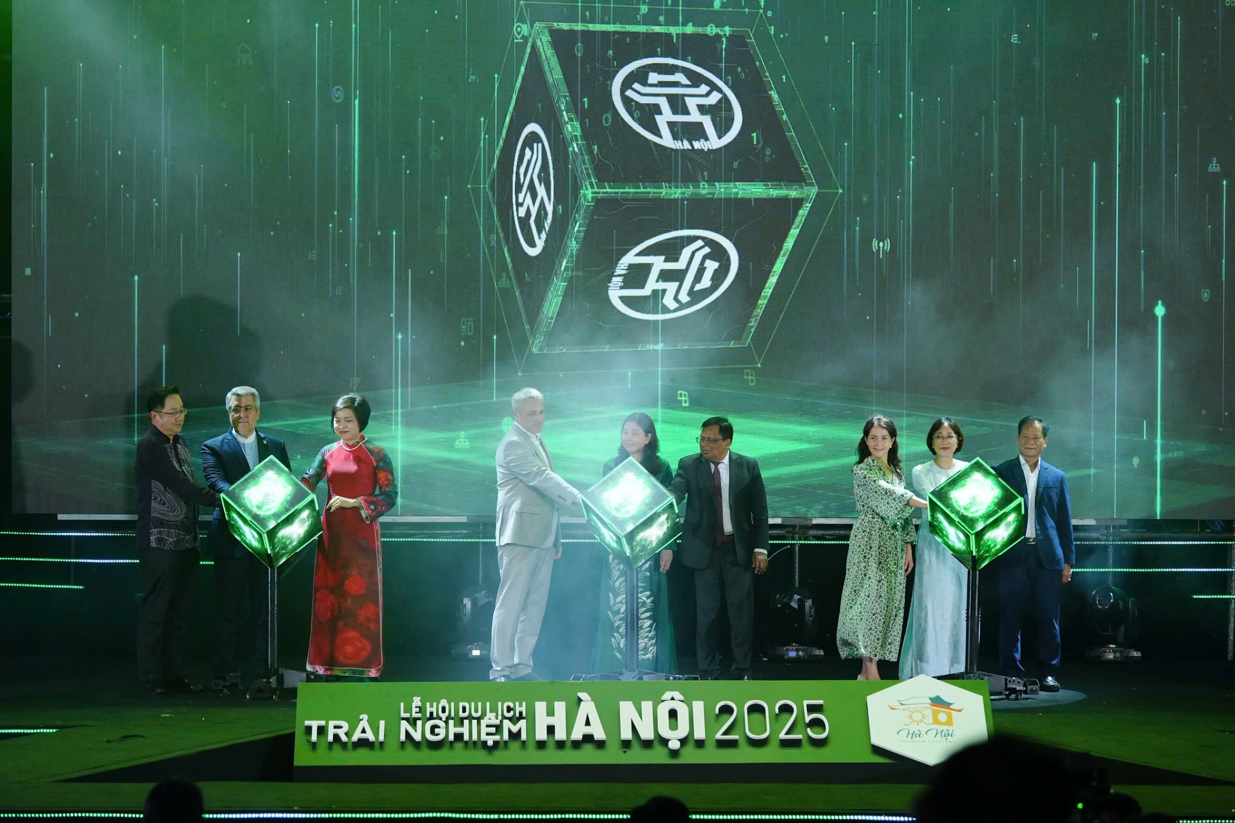 Khai mạc “Lễ hội Du lịch Hà Nội 2025”: 150 gian hàng của các đơn vị, tổ chức du lịch du lịch hàng đầu - 1