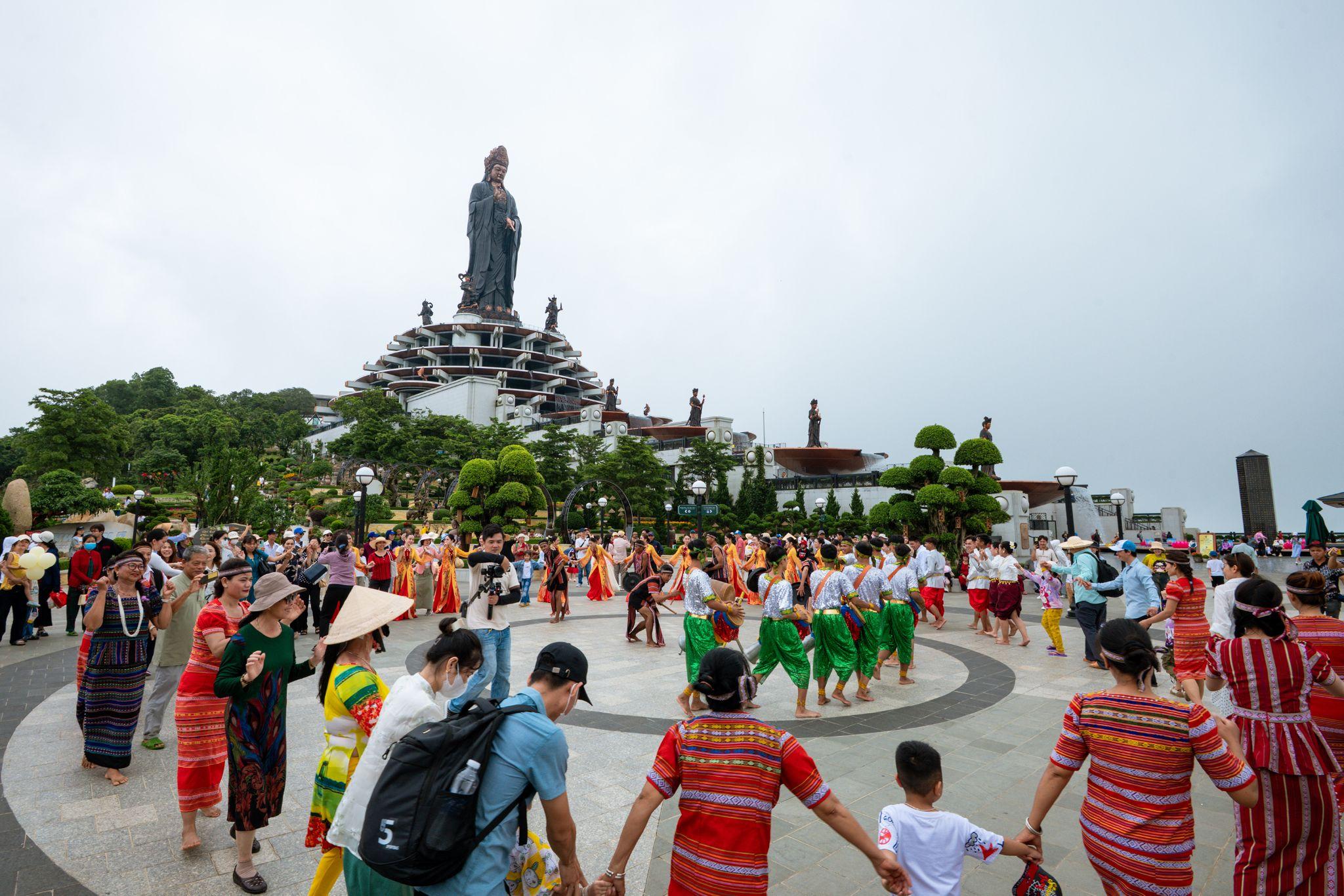 Du khách hào hứng tham dự chợ lá vào các ngày cuối tuần suốt tháng 6 tại núi Bà Đen - 4