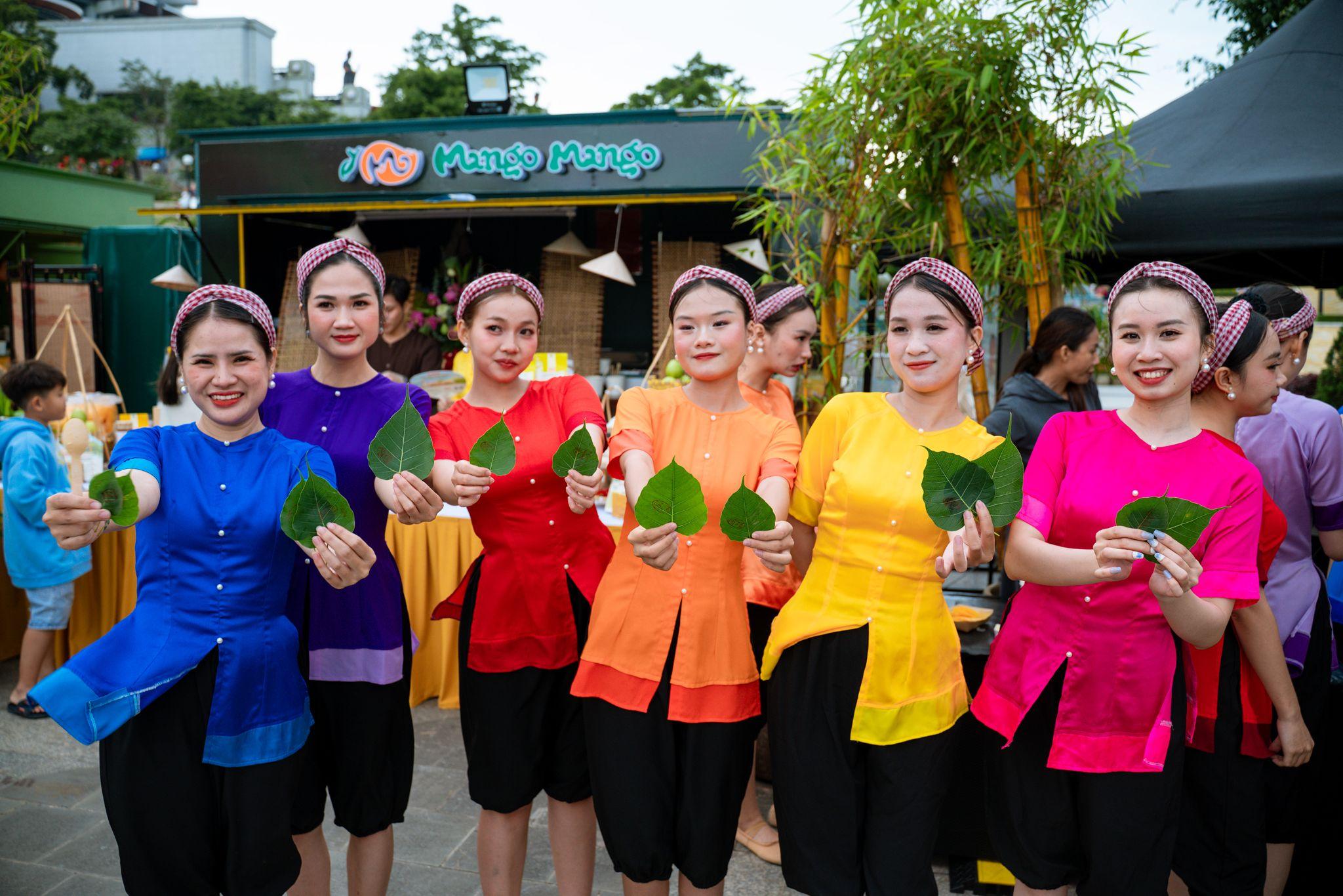Du khách hào hứng tham dự chợ lá vào các ngày cuối tuần suốt tháng 6 tại núi Bà Đen - 8