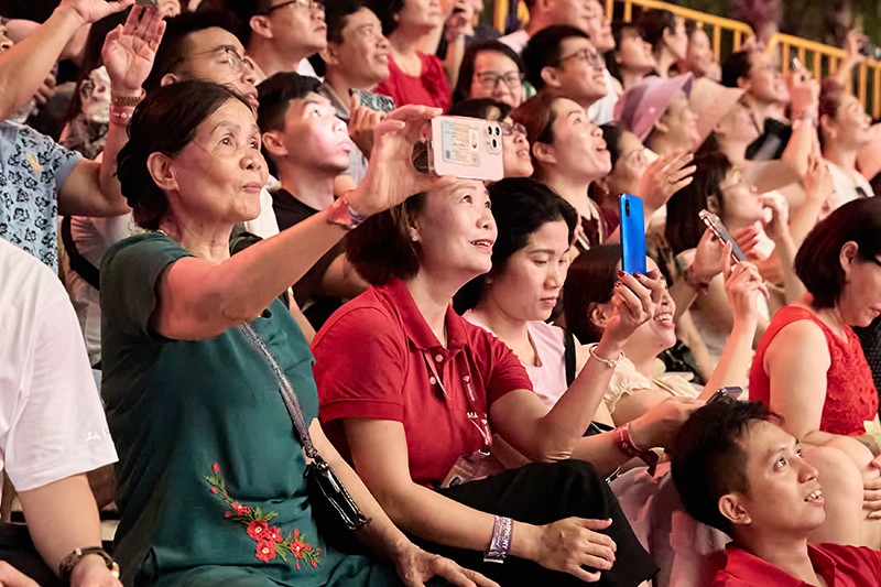 20h30 tại Vịnh trung tâm Cát Bà: Trải nghiệm show diễn không đi “phí cả mùa hè” - 5