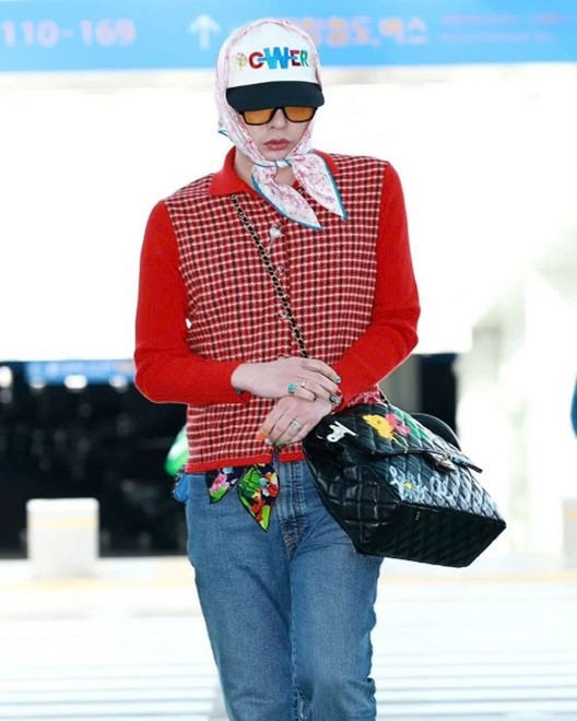G-DRAGON: Ra sân bay vẫn không quên tạo trend - 1