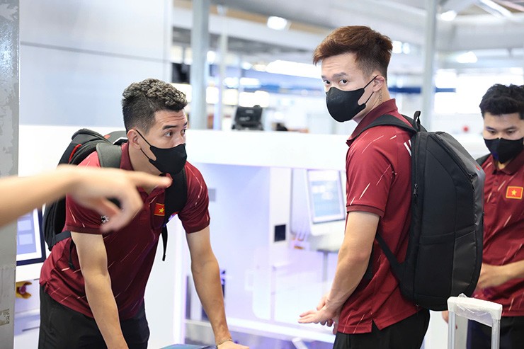 Quang Hải chiều fan, "vị khách" đặc biệt bất ngờ xuất hiện khi ĐT Việt Nam về nước - 1