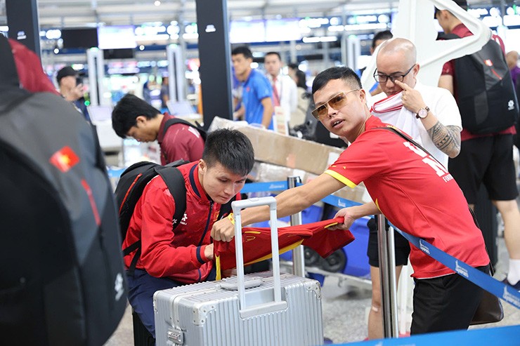 Quang Hải chiều fan, "vị khách" đặc biệt bất ngờ xuất hiện khi ĐT Việt Nam về nước - 8
