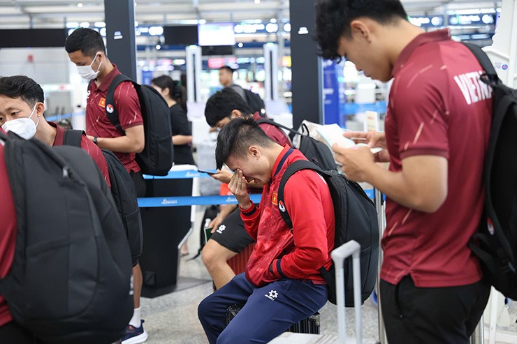 Quang Hải chiều fan, "vị khách" đặc biệt bất ngờ xuất hiện khi ĐT Việt Nam về nước - 7