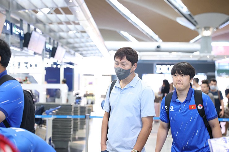 Quang Hải chiều fan, "vị khách" đặc biệt bất ngờ xuất hiện khi ĐT Việt Nam về nước - 6