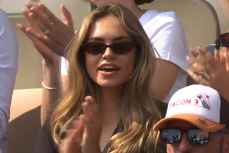 Sinner mất cúp Roland Garros, có được bạn gái cũ của con trai Schumacher? - 2
