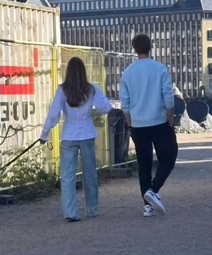 Sinner mất cúp Roland Garros, có được bạn gái cũ của con trai Schumacher? - 1