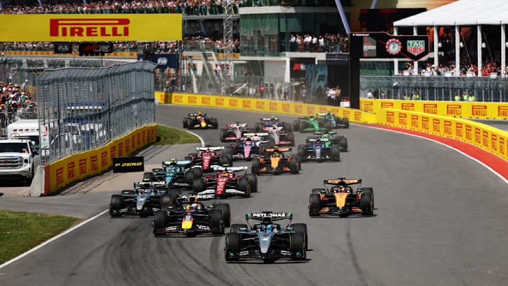 Đua xe F1, Canada GP: Russell đánh bại Verstappen, "gà nhà" McLaren "đá nhau" - 1
