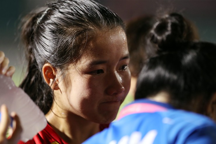 Tuyển thủ U19 nữ Việt Nam bật khóc sau lần thứ 4 liên tiếp thua chung kết Đông Nam Á - 7